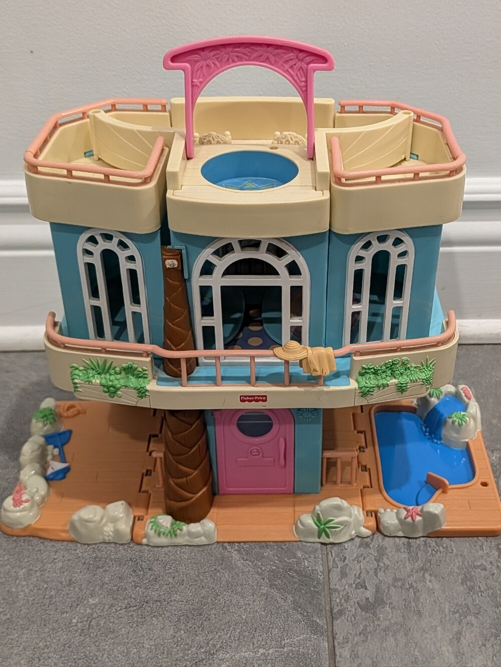 2001 Fisher Price Sweet Streets BEACH HOUSE Loving Family Play House Set
